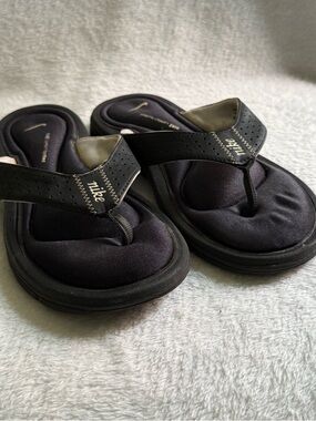 Nike Black Padded Toe-Post Sandals Women's Size 6
